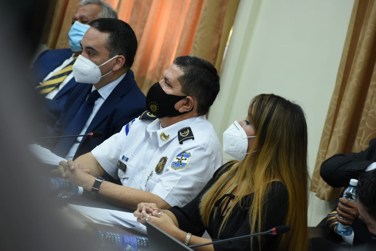 Director de la PNC asiste a la Comisión que intenta quitarle el fuero por negarse a cometer ilegalidades director-de-la-pnc-asiste-a-la-comision-que-intenta-quitarle-el-fuero-por-negarse-a-cometer-ilegalidades